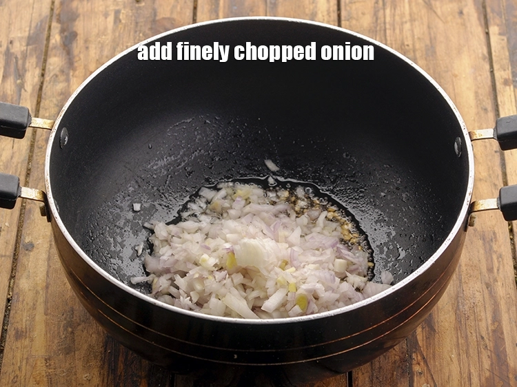 स्टेप 23 – <p><span style="background-color:rgb(255,255,255);color:rgb(0,0,0);">1/2 कप </span><a href="https://www.tarladalal.com/glossary-onions-pyaz-pyaaz-kanda-hindi-548i#ing_2327"><u>कटा हुआ प्याज़ (chopped onions)</u></a><u> </u>डालें। …