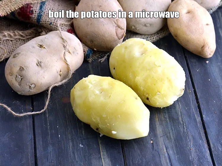 स्टेप 20 – <p>समय बचाने के लिए आप आ<a href="https://www.tarladalal.com/how-to-boil-potatoes-in-a-microwave-hindi-22482r">लू को माइक्रोवेव में …