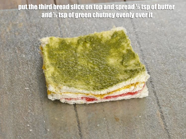स्टेप 6 – <p>ऊपर से तीसरी ब्रेड स्लाइस रखें और उसके ऊपर समान …