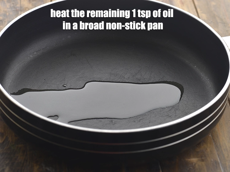 स्टेप 13 – <p>एक चौड़े नॉन-स्टिक पैन में शेष १ टीस्पून <a href="https://www.tarladalal.com/glossary-oil-hindi-671i"><u>तेल …