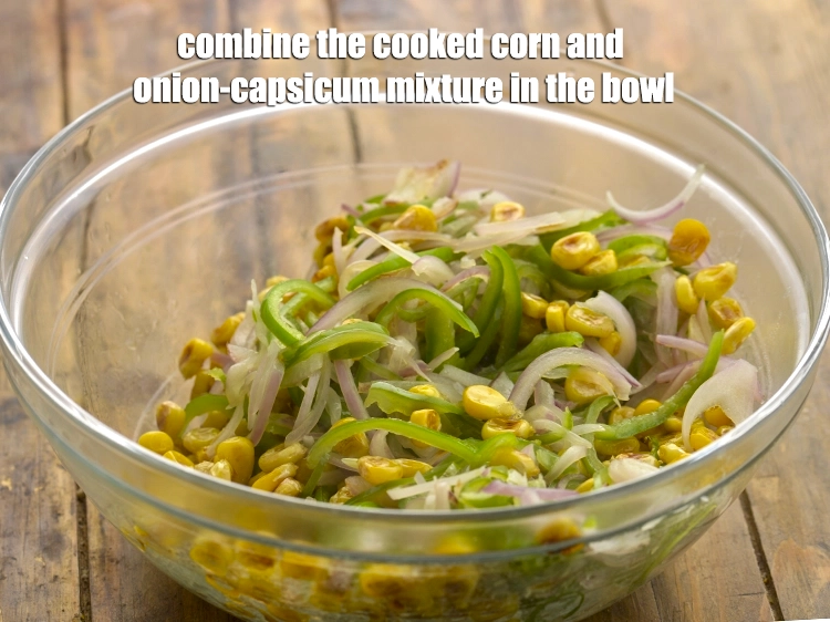 स्टेप 17 – <p>बर्न्ट स्वीट कॉर्न और प्याज-शिमला मिर्च के मिश्रण को बाउल …