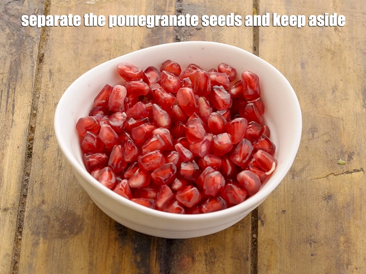 स्टेप 13 – <p>अनार के दानों को अलग करके एक तरफ रख दें। …