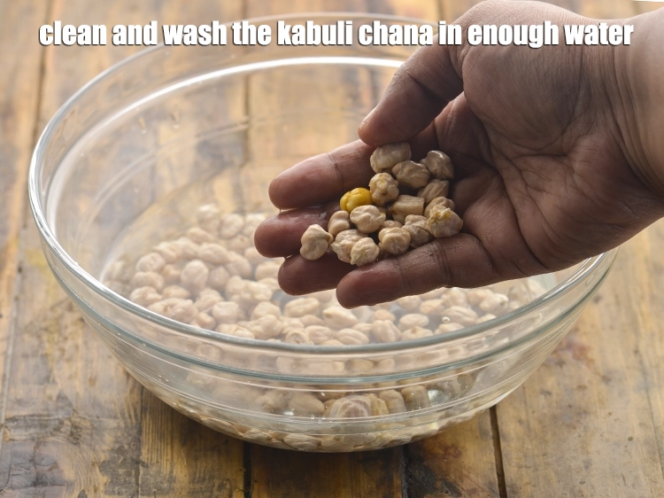 स्टेप 2 – <p>काबुली चने को पर्याप्त पानी में धोकर साफ़ करें।</p>