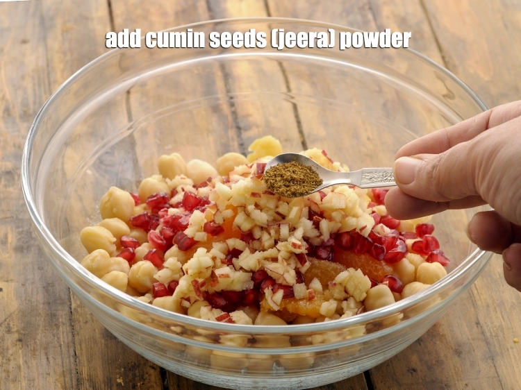 स्टेप 22 – <p>जीरा पाउडर भी डालें। इससे <strong>बच्चों के लिए चना सलाद</strong> …