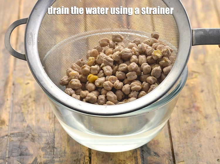 स्टेप 3 – <p>एक छलनी की मदद से पानी निकाल दें।</p>