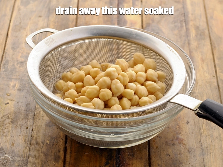 स्टेप 5 – <p><strong>बच्चों के लिए फ्रूटी चना सलाद</strong> के लिए चने को …