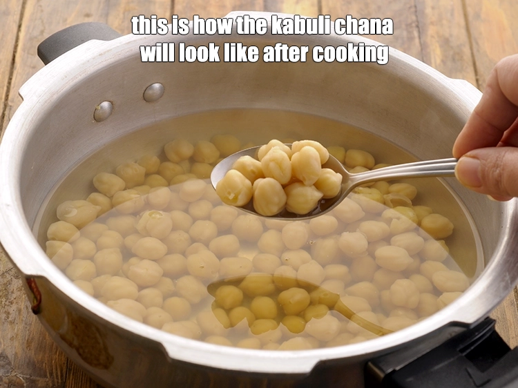 स्टेप 7 – <p><strong>बच्चों के लिए चना चाट</strong> के लिए काबुली चना पकने …