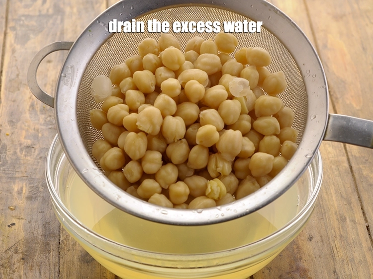 स्टेप 8 – <p>अतिरिक्त पानी निकालकर फेंक दें। पके हुए काबुली चने को …