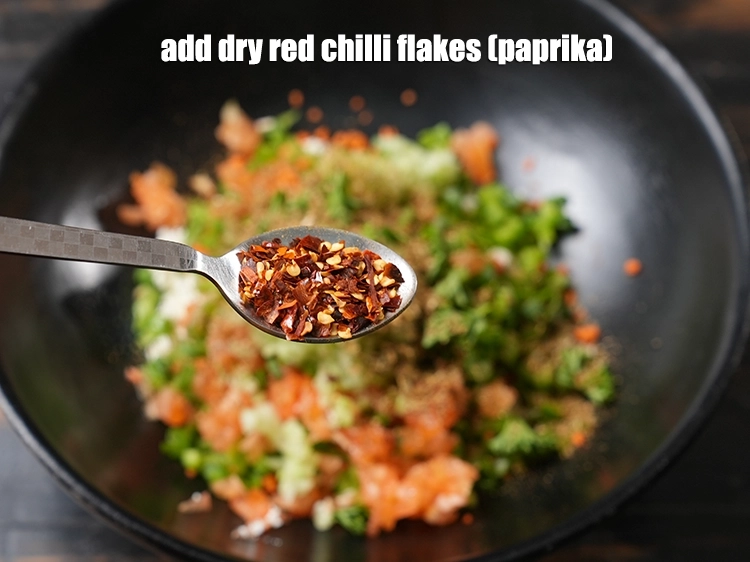 स्टेप 12 – <p><span style="background-color:rgb(255,255,255);color:rgb(0,0,0);">1 टी-स्पून </span><a href="https://www.tarladalal.com/glossary-dry-red-chilli-flakes-paprika-hindi-338i"><u>सूखी लाल मिर्च के फ्लैकस् (dry …