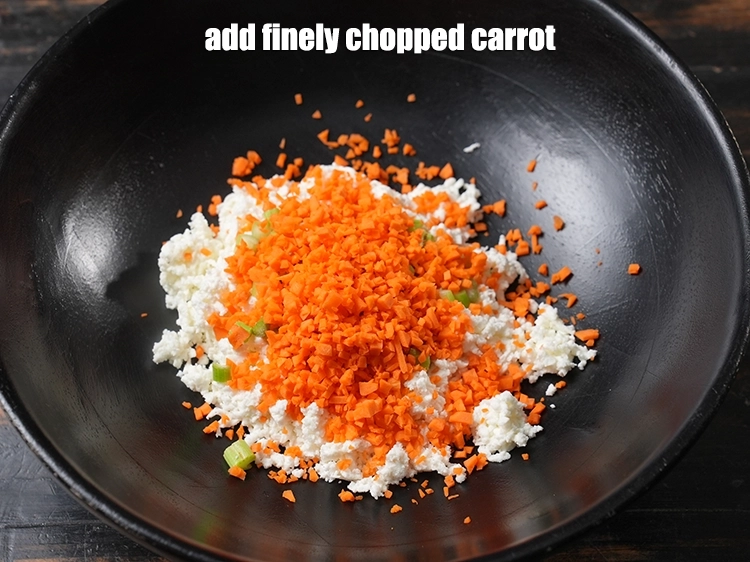 स्टेप 4 – <p><span style="background-color:rgb(255,255,255);color:rgb(0,0,0);">1/4 कप </span><a href="https://www.tarladalal.com/glossary-carrot-gajar-gajjar-hindi-253i#ing_2376"><u>कटा हुआ गाजर (chopped carrot)</u></a><u> डालें।</u></p>