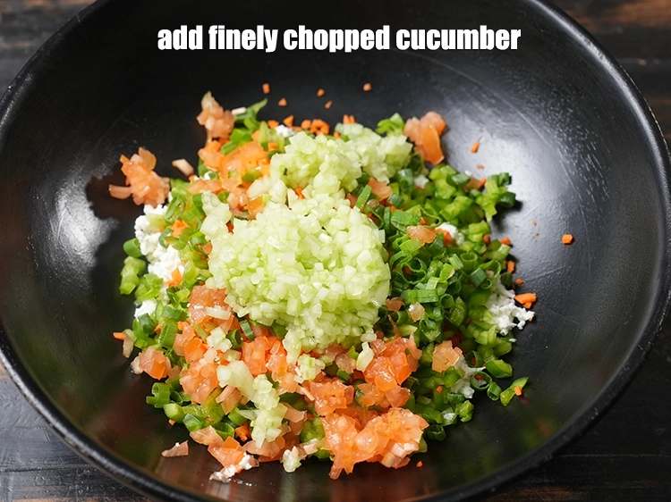 स्टेप 8 – <p><span style="background-color:rgb(255,255,255);color:rgb(0,0,0);">1/4 कप </span><a href="https://www.tarladalal.com/glossary-cucumber-kakadi-kheera-hindi-321i#ing_2373"><u>कटी हुई ककड़ी (chopped cucumber)</u></a><u> डालें।</u></p>