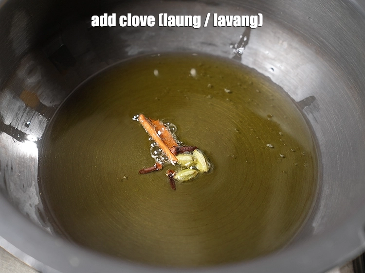 स्टेप 5 – <p>3 <a href="https://www.tarladalal.com/glossary-cloves-laung-lavang-hindi-322i">लौंग (लौंग / लवंग)</a> <span style="background-color:rgb(255,255,255);color:rgb(0,0,0);">डालें।</span></p>