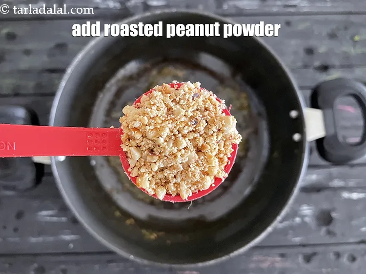 स्टेप 22 – <p>२ टेबल-स्पून&nbsp;भूना&nbsp;<a href="">मूँगफली पाउडर</a>&nbsp;डालें।</p>