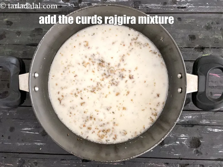 स्टेप 24 – <p>दही-राजगिरा के आटे का मिश्रण डालें।</p>