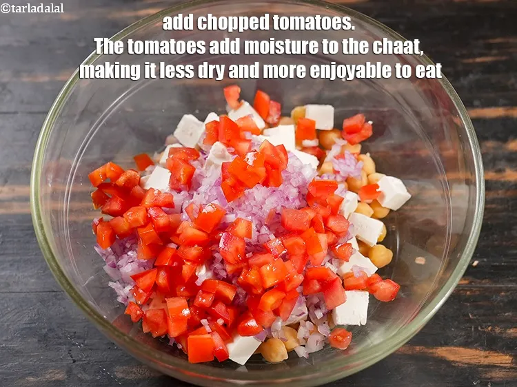 स्टेप 6 – <p>१/२ कप&nbsp;<a href="">कटे हुए टमाटर</a>&nbsp;डालें । टमाटर चाट में नमी …