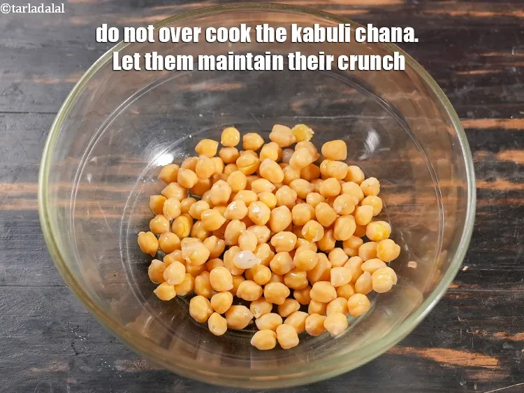 स्टेप 19 – <p>काबुली चने को ज़्यादा न पकाएं। उन्हें कुरकुरापन बनाए रखने …