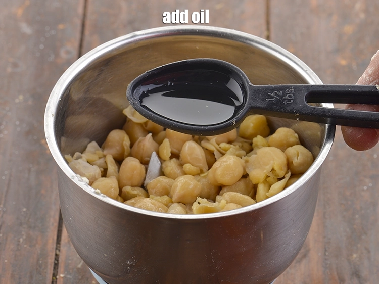 स्टेप 17 – <p><a href="https://www.tarladalal.com/glossary-oil-hindi-671i"><u>तेल ( oil )</u></a> डालें।</p>