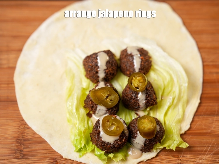 स्टेप 31 – <p><strong>1 बड़ा चम्मच जलापेनो रिंग्स</strong> व्यवस्थित करें।</p>