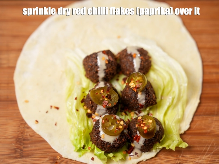 स्टेप 32 – <p>उस पर <strong>¼ चम्मच </strong><a href="https://www.tarladalal.com/glossary-dry-red-chilli-flakes-paprika-hindi-338i"><u>सूखी लाल मिर्च के फ्लैकस् …