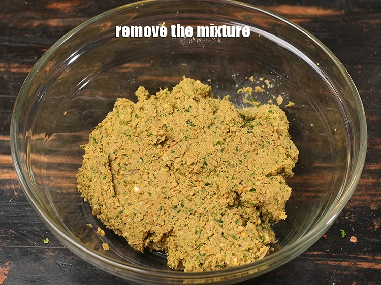 स्टेप 10 – <p>मिश्रण को एक गहरे कटोरे में निकाल लें।</p>
