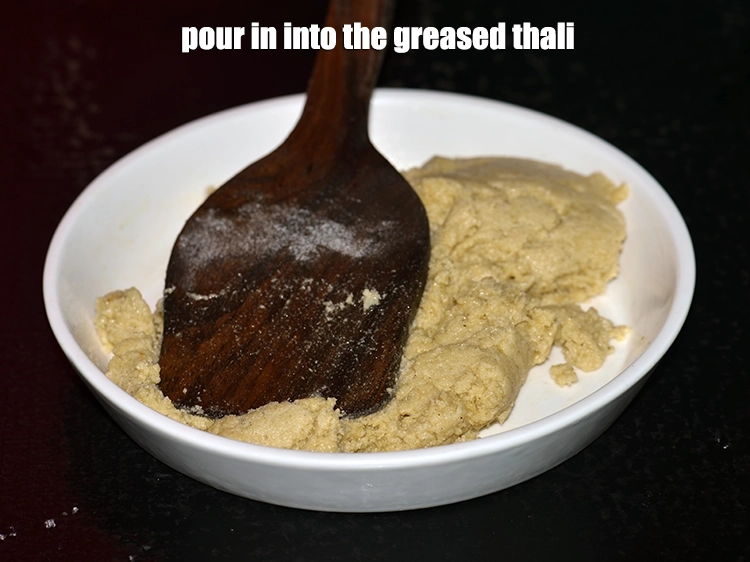 स्टेप 15 – <p>मिश्रण जब गरम हो, तभी मिश्रण को घी से चुपडी …