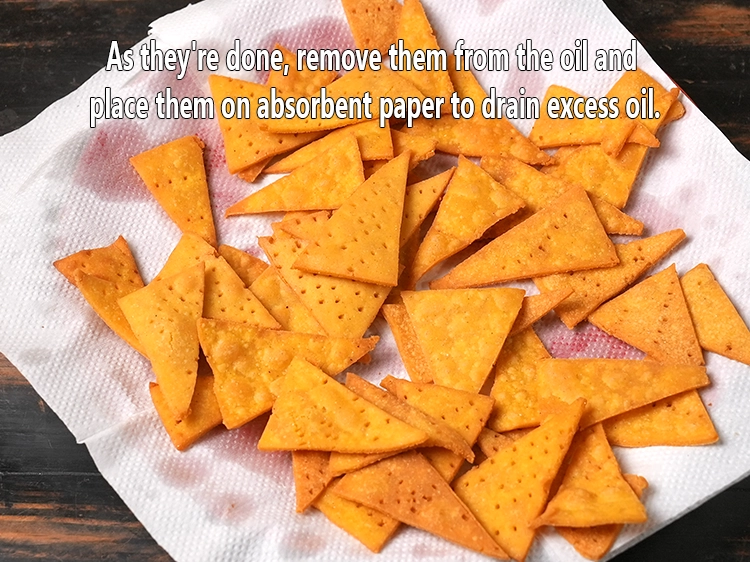 स्टेप 14 – <p>पकने के बाद, उन्हें तेल से निकालकर सोखने वाले कागज़ …