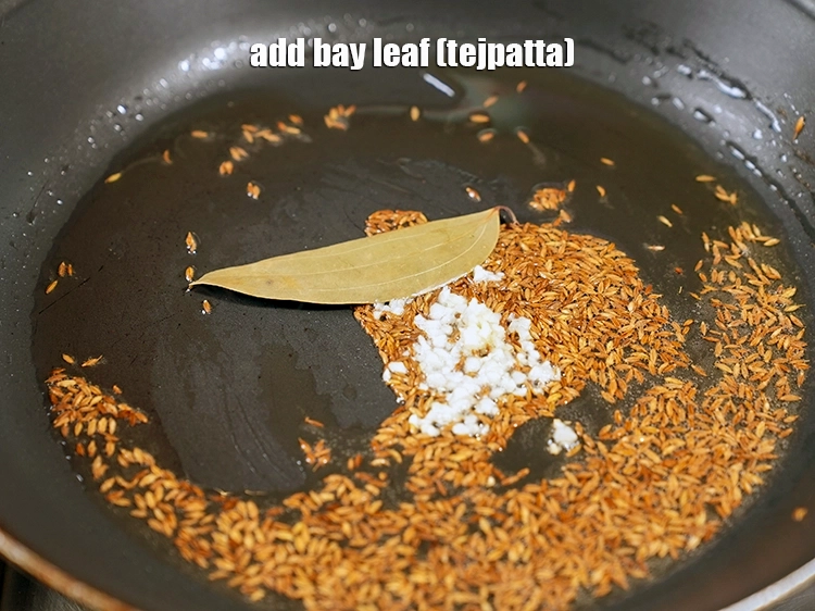 स्टेप 34 – <p><span style="background-color:rgb(255,255,255);color:rgb(0,0,0);">1 </span><a href="https://www.tarladalal.com/glossary-bay-leaf-tejpatta-bay-leaves-hindi-189i"><u>तेजपत्ते (bay leaf (tejpatta)</u></a><u> डालें।</u></p>