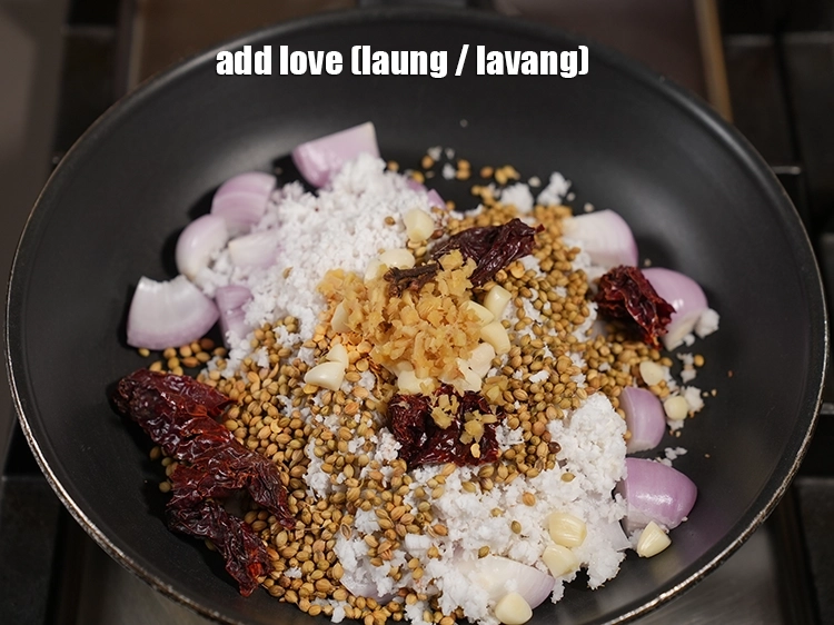 स्टेप 8 – <p><span style="background-color:rgb(255,255,255);color:rgb(0,0,0);">3 </span><a href="https://www.tarladalal.com/glossary-cloves-laung-lavang-hindi-322i"><u>लौंग (cloves, lavang)</u></a><u> </u><span style="background-color:rgb(255,255,255);color:rgb(0,0,0);">डालें।</span></p>
