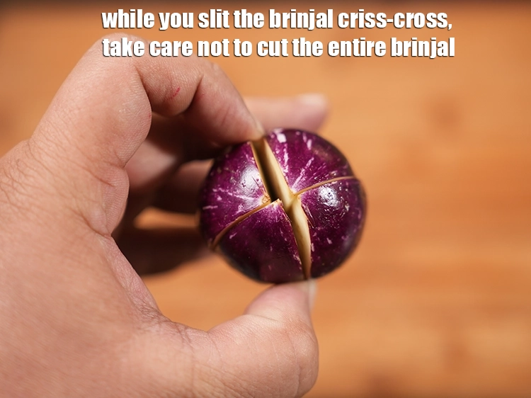 स्टेप 47 – <p>जब आप <a href="https://www.tarladalal.com/glossary-brinjal-baingan-eggplant-aubergine-hindi-128i"><u>बैंगन</u></a> को क्रॉस-क्रॉस काटें तो ध्यान रखें …