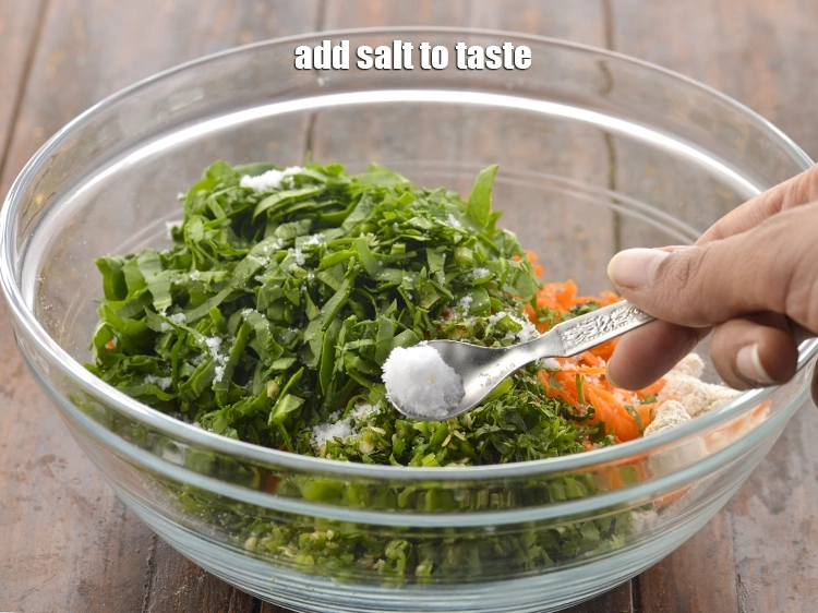 स्टेप 8 – <p>स्वादानुसार <a href="https://www.tarladalal.com/glossary-salt-namak-table-salt-hindi-418i"><u>नमक (salt)</u></a> डालें।</p>