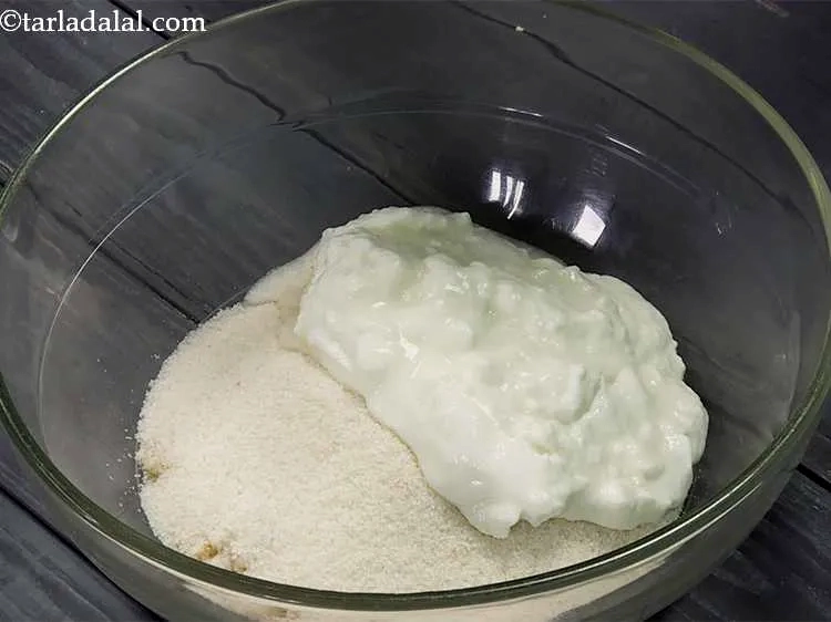 स्टेप 3 – <p>इसके अलावा दही और नमक डालें। दही सूजी को भिगोने …