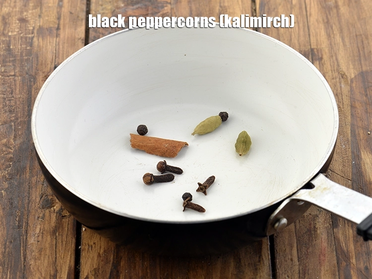 स्टेप 12 – <p><span style="background-color:rgb(255,255,255);color:rgb(0,0,0);">4 </span><a href="https://www.tarladalal.com/glossary-black-peppercorns-kali-mirch-kalimirch-hindi-566i"><u>काली मिर्च (black peppercorns (kalimirch)</u></a> डालें।</p>