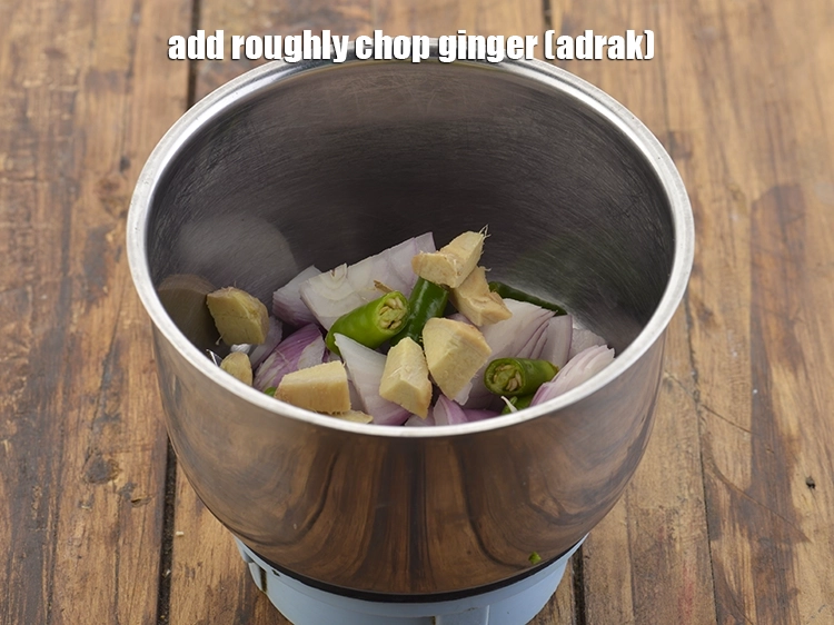 स्टेप 3 – <p>१" <a href="https://www.tarladalal.com/glossary-ginger-adrak-hindi-453i"><u>अदरक (ginger, adrak)</u></a> का टुकड़ा डालें। मिक्सर जार …