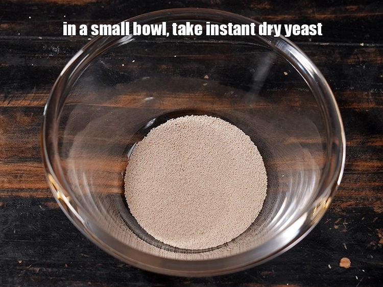 स्टेप 2 – <p><strong>सिनेमन रोल रेसिपी</strong> के लिए खमीर मिश्रण बनाने के लिए …