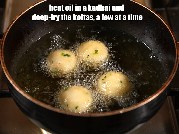 स्टेप 20 – <p>एक कढ़ाई में <a href="https://www.tarladalal.com/glossary-oil-hindi-671i"><u>तेल ( oil )</u></a> गरम करें …