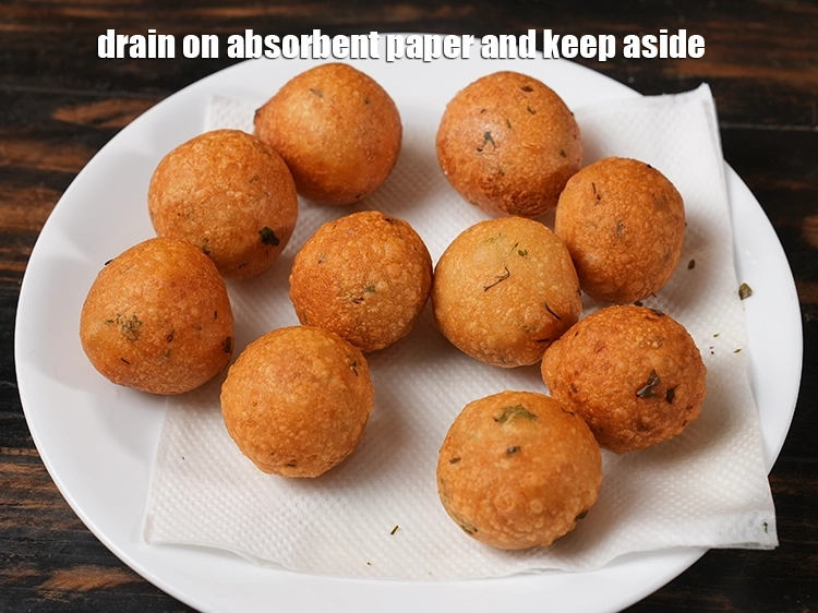 स्टेप 22 – <p><span style="background-color:rgb(255,255,255);color:rgb(0,0,0);">तेल सोखने वाले कागज़ में निकालकर एक तरफ रख …