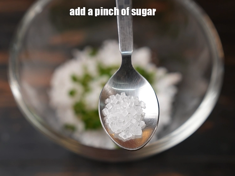 स्टेप 4 – <p>एक चुटकी <a href="https://www.tarladalal.com/glossary-sugar-chini-shakkar-hindi-278i"><u>शक्कर (sugar)</u></a> डालें।</p>