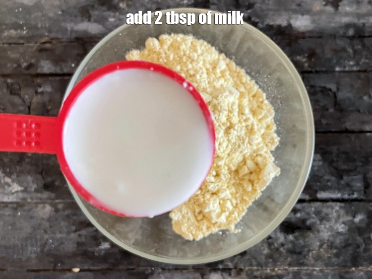 स्टेप 4 – <p>२ टेबल-स्पून <a href="https://www.tarladalal.com/glossary-milk-doodh-full-cream-milk-hindi-514i"><u>दूध (milk)</u></a> डालें।</p>