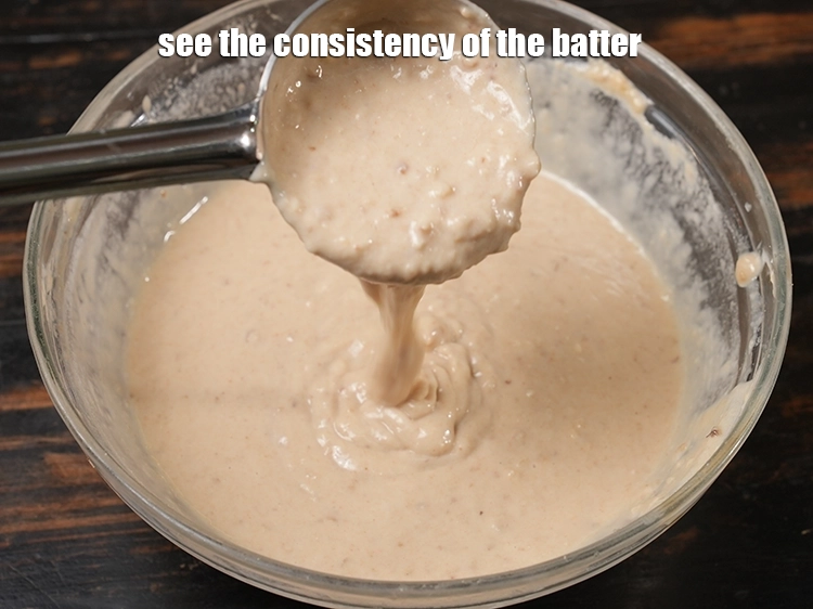 स्टेप 21 – <p>मिश्रण की स्थिरता देखें। बैटर थोड़ा लम्पी दीखेगा क्योंकि हमने …