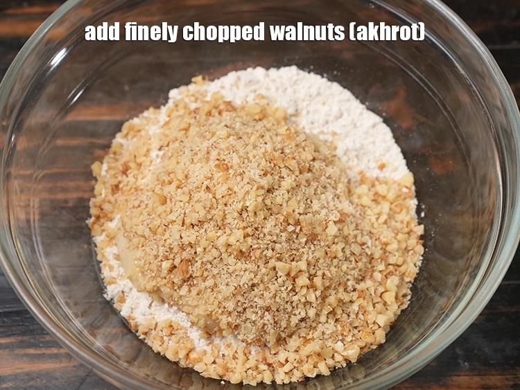 स्टेप 4 – <p><span style="background-color:rgb(255,255,255);color:rgb(0,0,0);">1/2 कप </span><a href="https://www.tarladalal.com/glossary-walnuts-akhrot-hindi-784i#ing_3224"><u>कटा हुआ अखरोट (chopped walnuts, akhrot)</u></a><span …