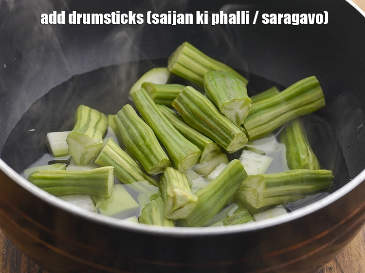 स्टेप 17 – <p><span style="background-color:rgb(255,255,255);color:rgb(0,0,0);">आगे 6 to 8 </span><a href="https://www.tarladalal.com/glossary-drumstick-saijan-ki-phalli-hindi-395i"><u>सहजन फली (drumsticks (saijan …