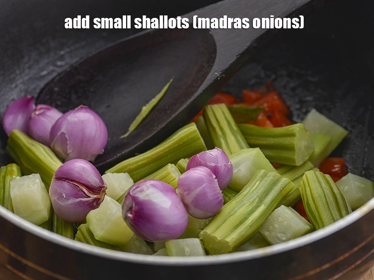 स्टेप 26 – <p><span style="background-color:rgb(255,255,255);color:rgb(0,0,0);">8 </span><a href="https://www.tarladalal.com/glossary-shallots-Madras-onions-hindi-827i"><u>मदरासी प्याज़ (shallots (madras onions)</u></a> डालें। यदि …