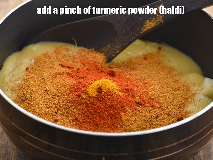 स्टेप 31 – <p><a href="https://www.tarladalal.com/glossary-turmeric-powder-haldi-hindi-645i"><u>हल्दी पाउडर (turmeric powder, haldi)</u></a> डालें।</p>