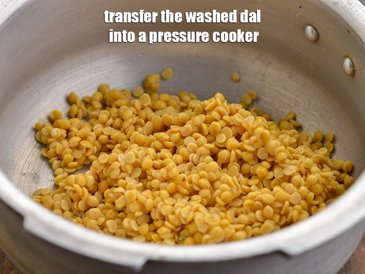 स्टेप 9 – <p>धुली हुई <a href="https://www.tarladalal.com/glossary-toovar-dal-arhar-dal-toor-dal-split-pigeon-peas-tur-dal-hindi-955i"><u>अरहर/तुअर दाल (toovar dal, arhar)</u></a> को प्रेशर …