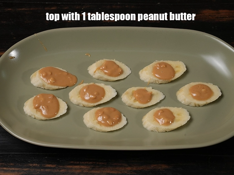 स्टेप 4 – <p>ऊपर से एक बड़ा चम्मच <a href="https://www.tarladalal.com/glossary-peanut-butter-hindi-235i"><u>पीनट मक्ख़न</u></a> डालें। अगर …