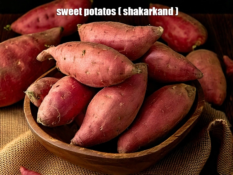 स्टेप 3 – <p><a href="https://www.tarladalal.com/glossary-sweet-potato-shakarkand-hindi-956i">शकरकंद</a> कुछ इस तरह से दिखते हैं। उन पर …