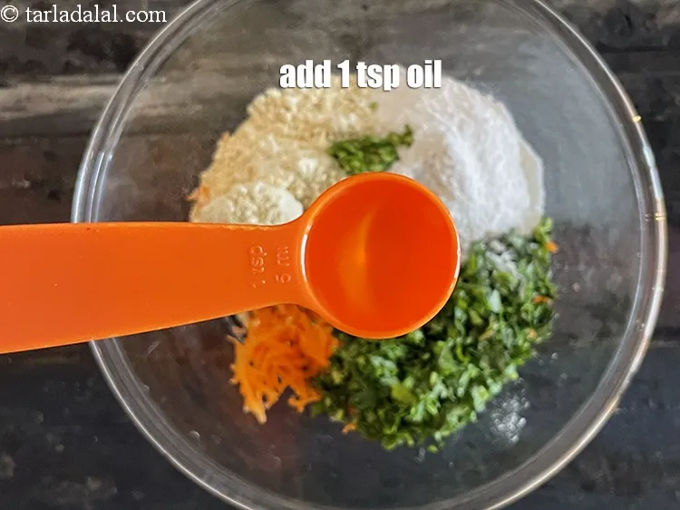 स्टेप 8 – <p><span style="background-color:rgb(255,255,255);color:rgb(0,0,0);">1 टी-स्पून </span><a href="https://www.tarladalal.com/glossary-oil-hindi-671i"><u>तेल ( oil )</u></a> डालें।</p>
