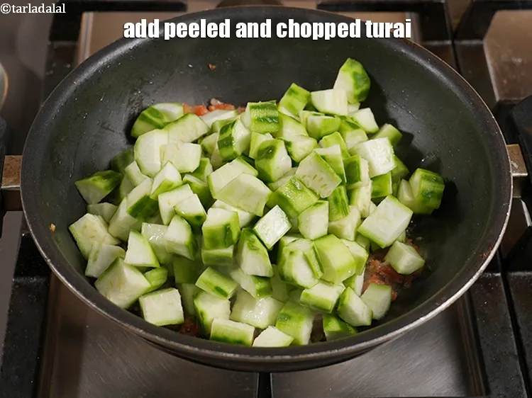 स्टेप 16 – <p>इसमें <span style="background-color:rgb(255,255,255);color:rgb(0,0,0);">3 कप </span><a href="https://www.tarladalal.com/glossary-ridge-gourd-turai-turiya-hindi-604i#ing_2317"><u>कटी हुई तुरई (chopped ridge …