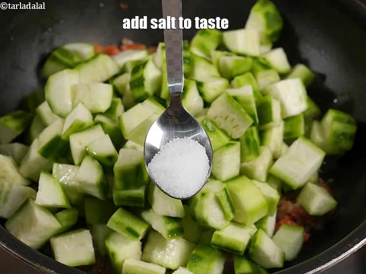 स्टेप 17 – <p>स्वादानुसार <a href="https://www.tarladalal.com/glossary-salt-namak-table-salt-hindi-418i"><u>नमक (salt)</u></a> डालें।</p>