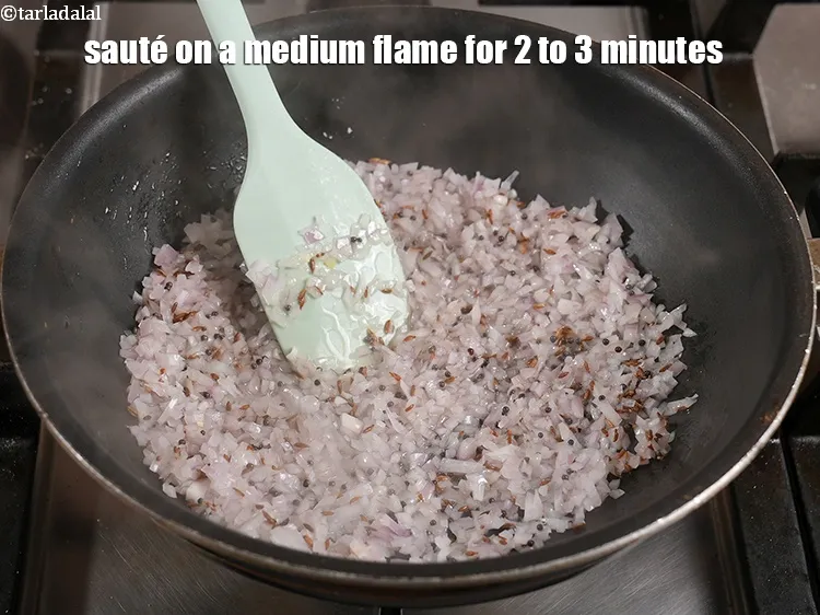 स्टेप 6 – <p>मध्यम आंच पर 2 से 3 मिनट तक बीच-बीच में …